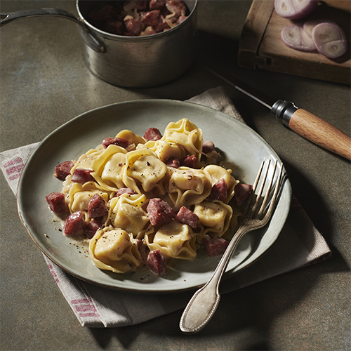 Poêlée de Tortellini au Reblochon et diots au vin blanc