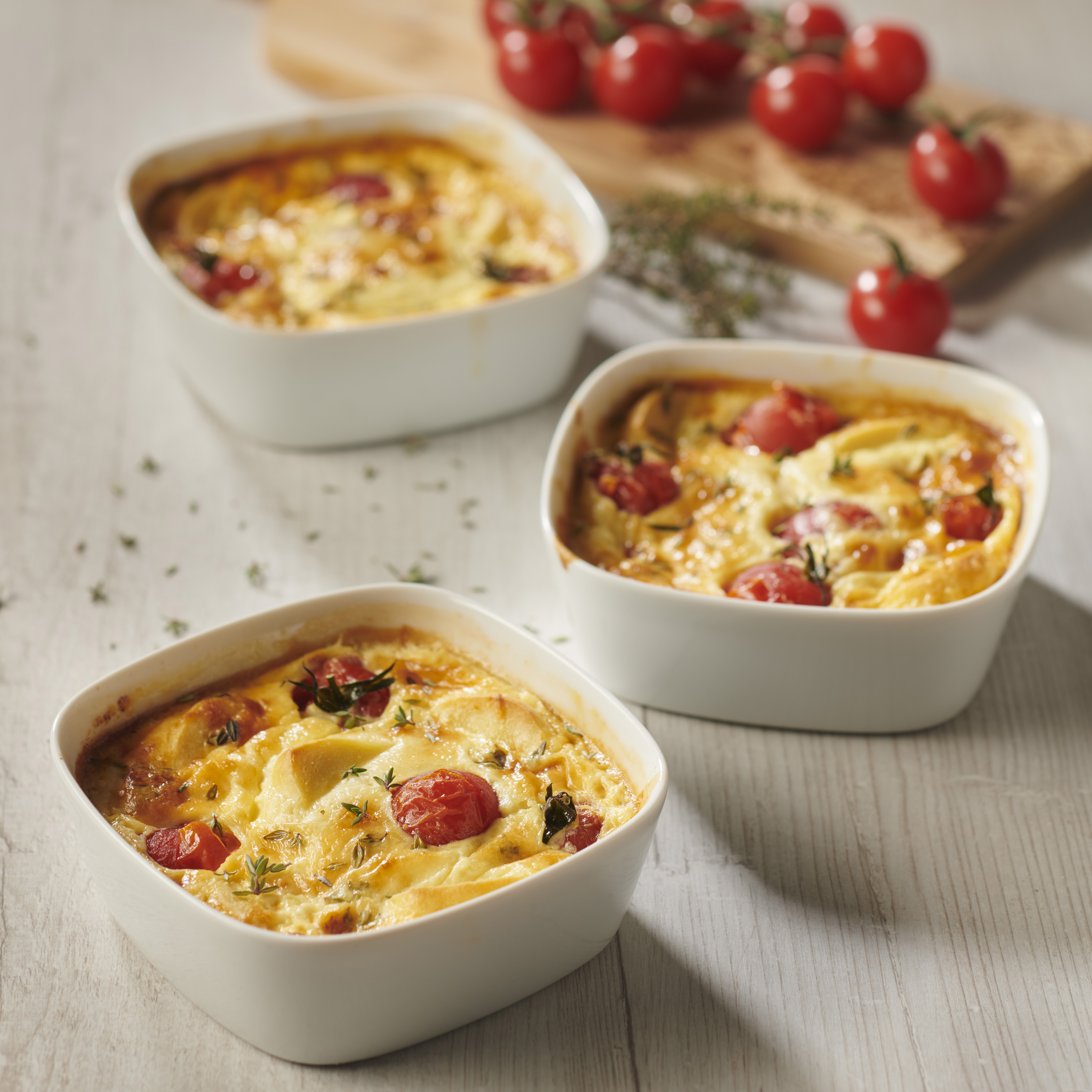 Délices soufflés aux légumes en clafoutis et tomates cerises