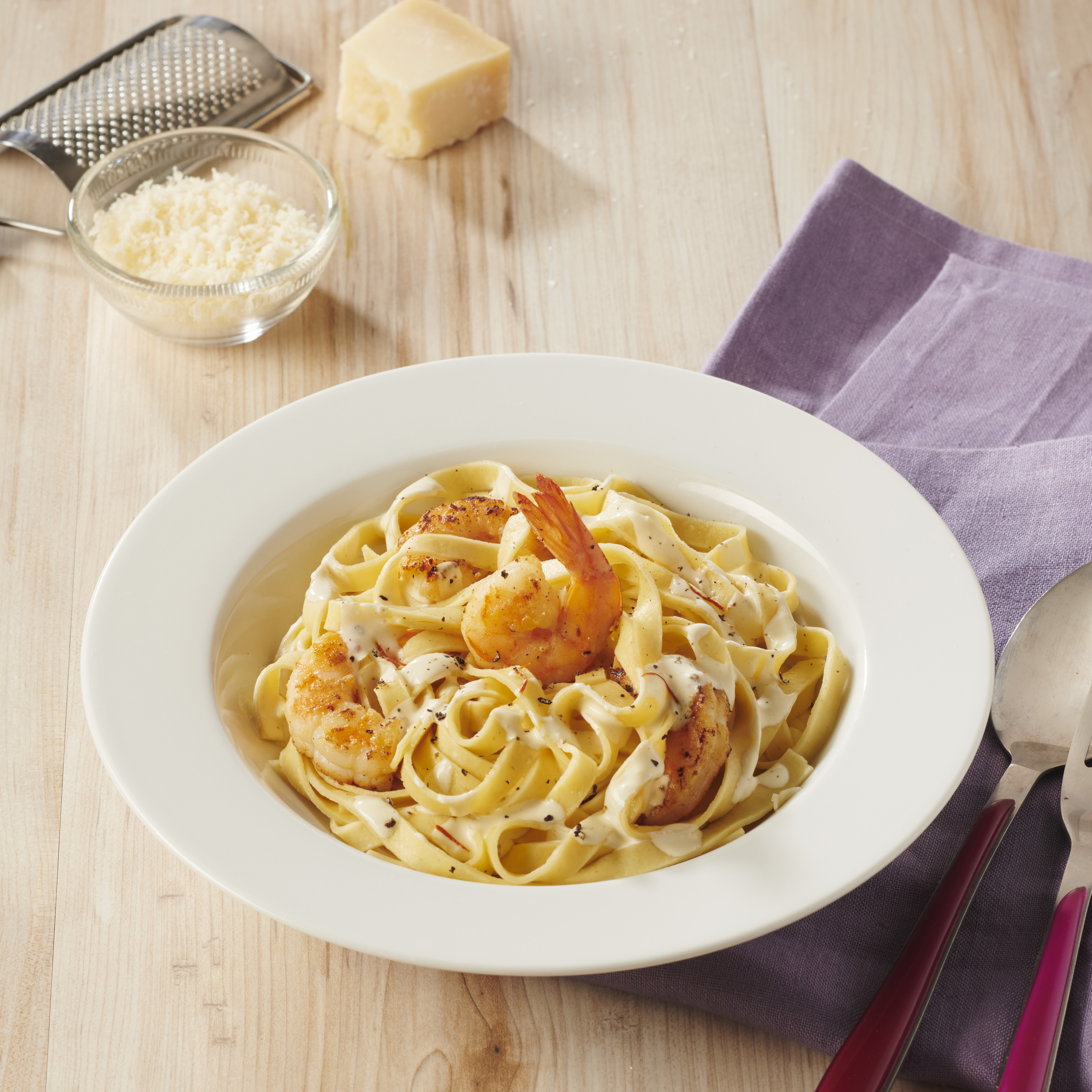 Tagliatelles à la crème safranée et crevettes sautées