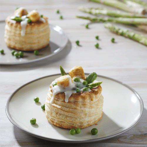 Vols au vent aux quenelles nature, petits pois et pointes d'asperges