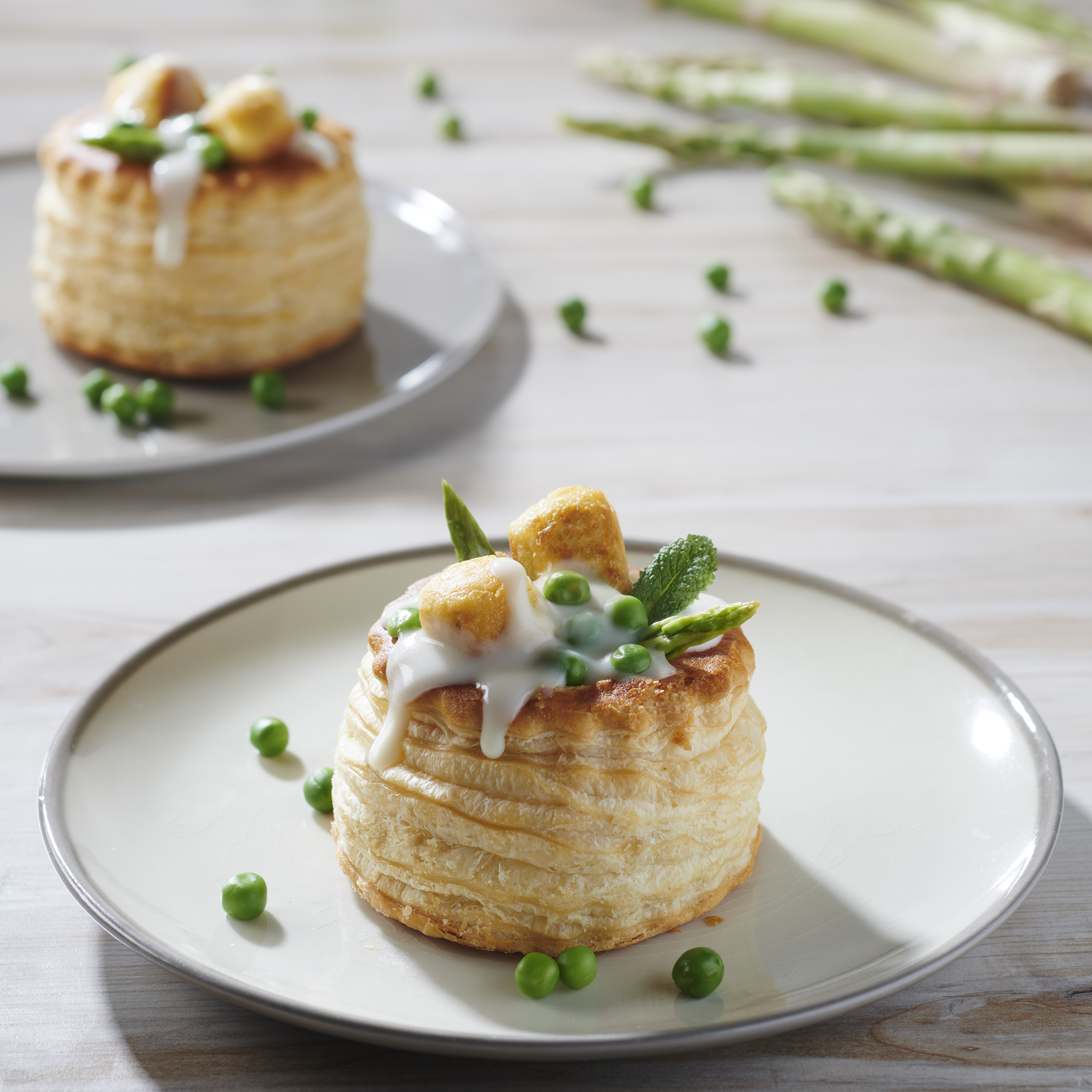 Vols au vent aux quenelles nature, petits pois et pointes d'asperges