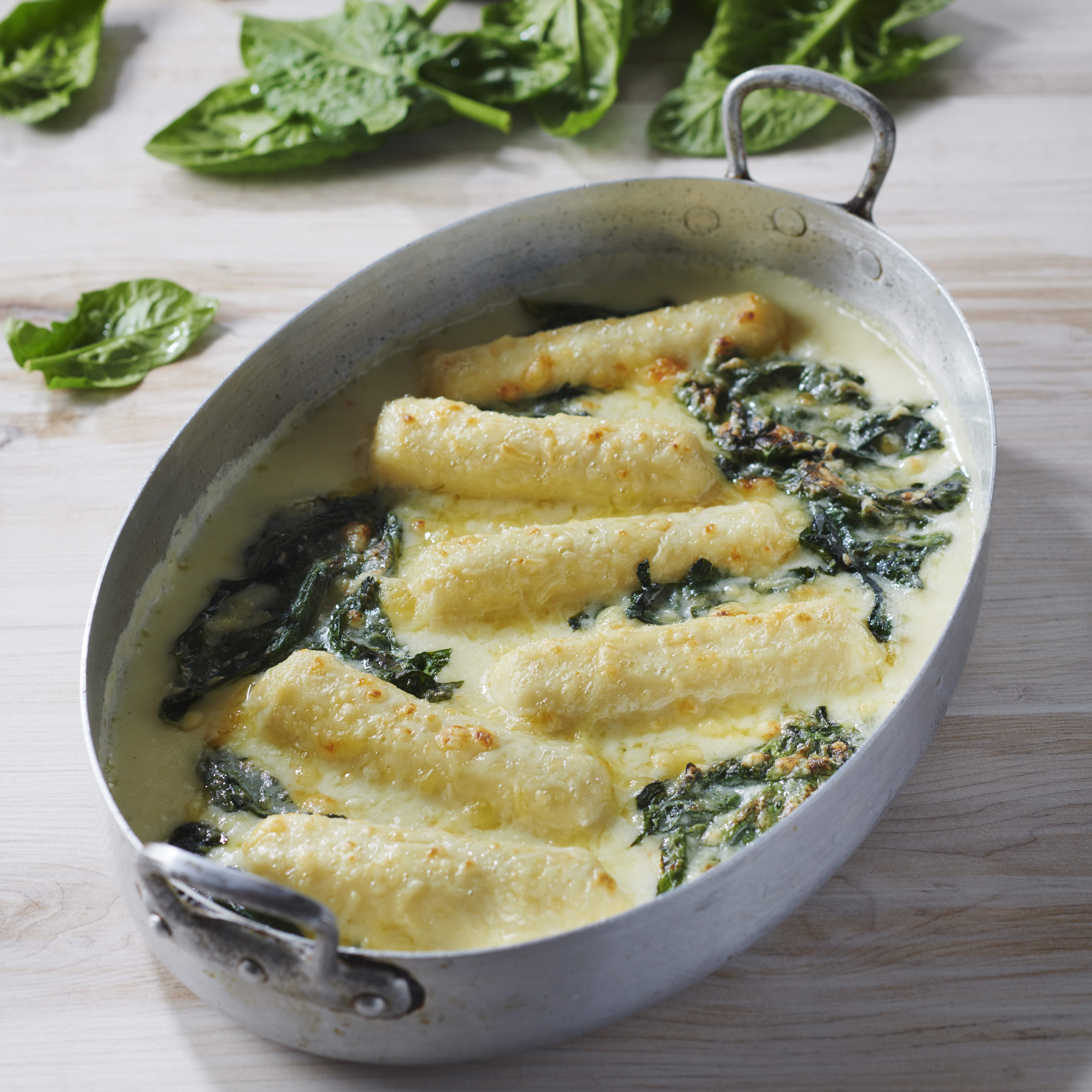 Quenelles de brochet sur tombée d’épinards à l’ail