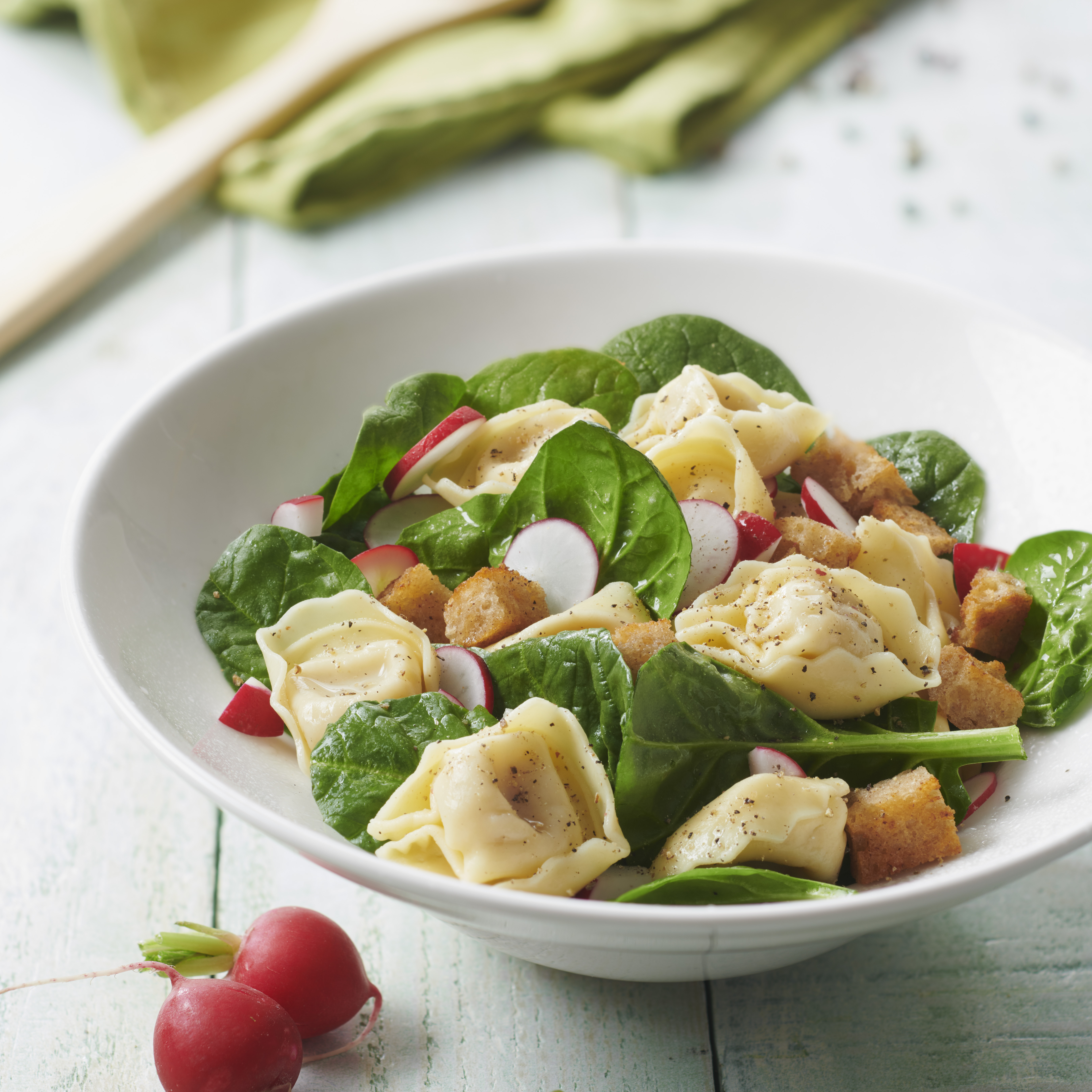 Tortellini au reblochon en salade de printemps