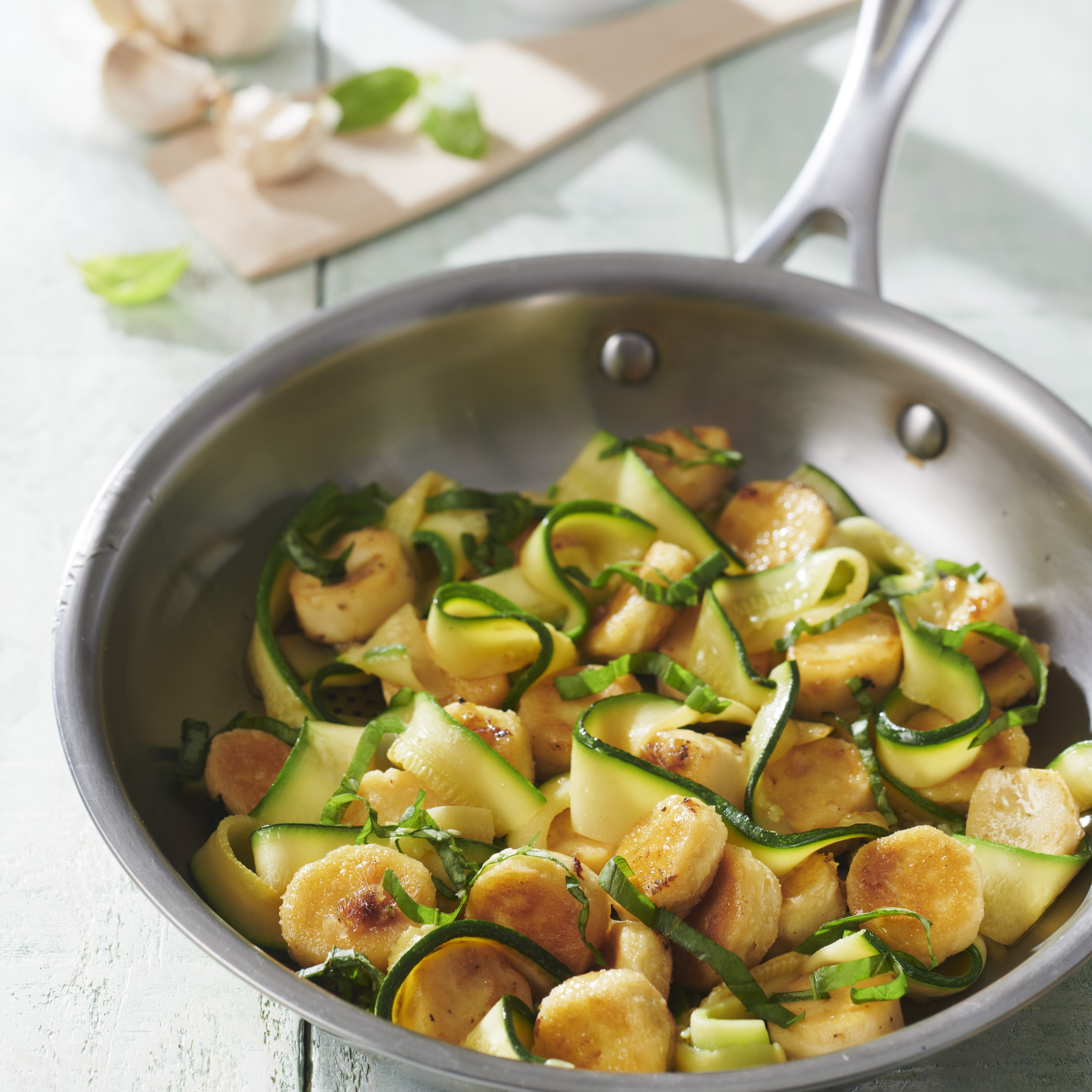 Quenelles nature sautées à la poêle et tagliatelles de courgettes