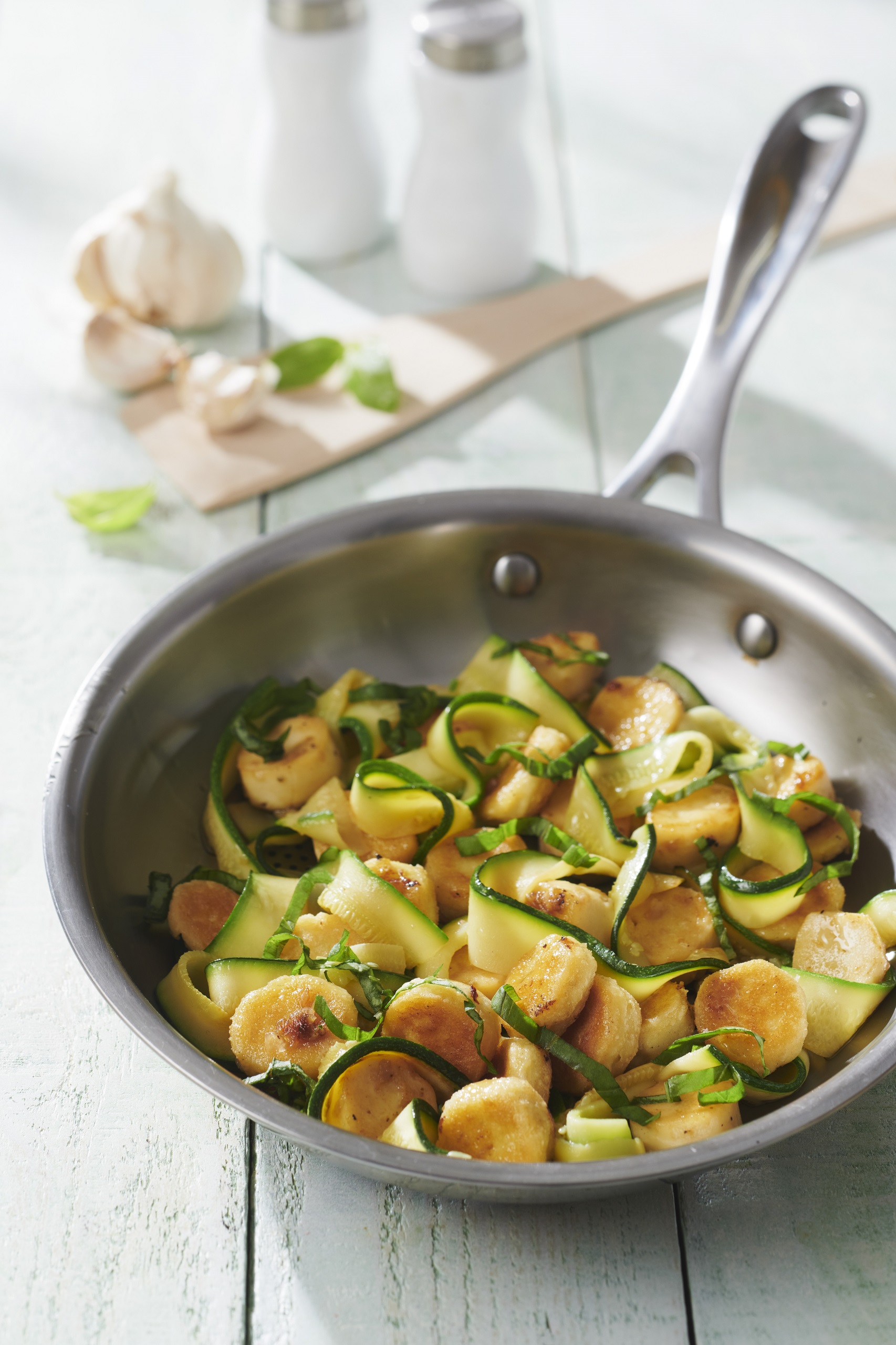 Quenelles nature sautées à la poêle et tagliatelles de courgettes