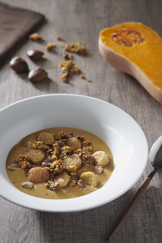 Quenelles nature poêlées et velouté de butternut aux châtaignes