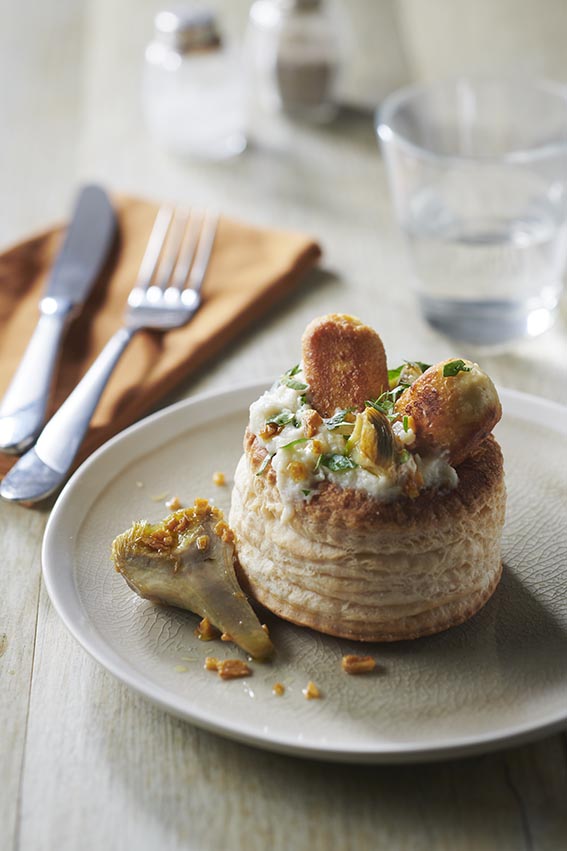 Vol au vent quenelles de brochet, sauce crémeuse au céleri et artichauts violets