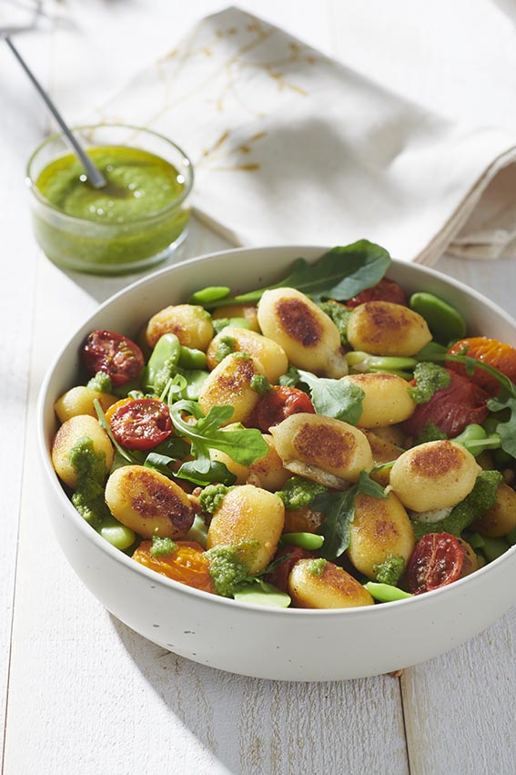 Salade de gnocchi au Saint-Marcellin, pesto de roquette, fèves et tomates rôties