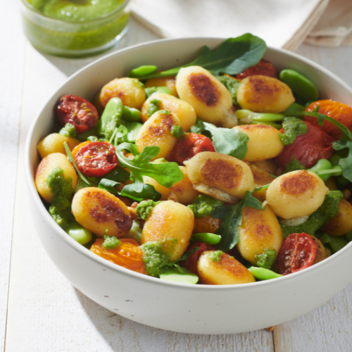Salade de gnocchi au Saint-Marcellin, pesto de roquette, fèves et tomates rôties